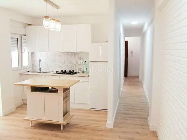 Apartamento en venta en Torrevieja, El Molino. Apartamento de tres dormitorios con reforma nueva cerca del centro en la ciudad de Torrevieja. Distancia a la playa 900 metros. Apartamentos.