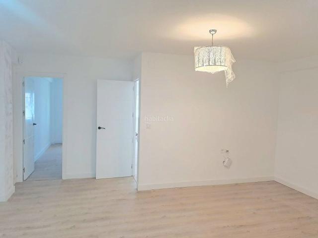 Apartamento en venta en Torrevieja, El Molino. Apartamento de tres dormitorios con reforma nueva cerca del centro en la ciudad de Torrevieja. Distancia a la playa 900 metros. Apartamentos.