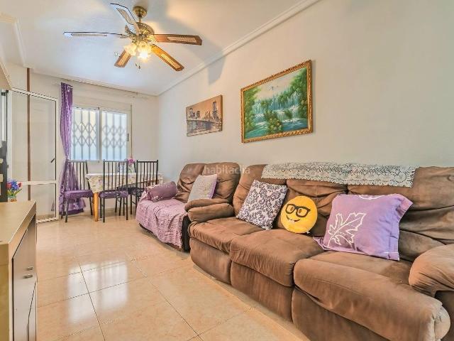 Apartamento en venta en Torrevieja, El Molino. Apartamento de un dormitorio en el centro de Torrevieja una opción líquida para vivir, descansar e invertir. Terraza, piscina, as. Apartamentos.