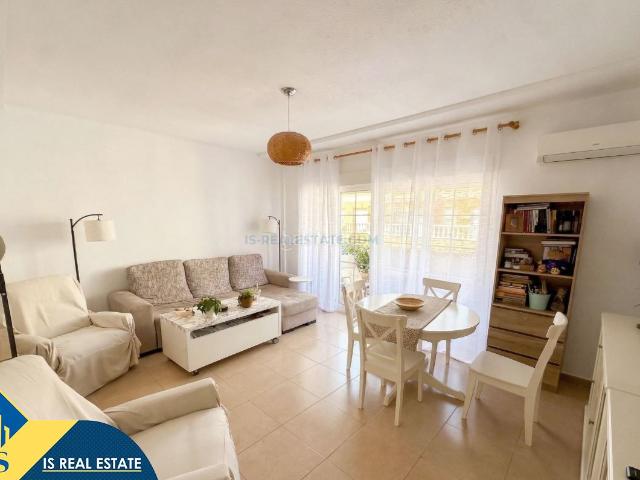 Apartamento en venta en Torrevieja, El Molino. Apartamento reformado con terraza, en la provincia de Alicante, en la ciudad de Torrevieja. 3 habitaciones 107 m² 1,2 kilómetr. Apartamentos.