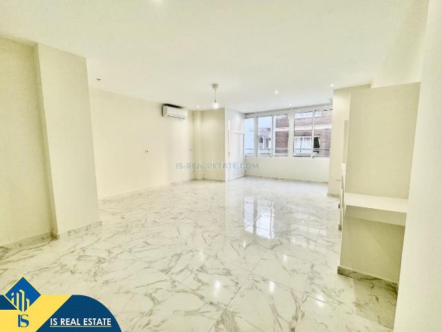 Apartamento en venta en Torrevieja, El Molino. Apartamento reformado con terraza, en la provincia de Alicante, en la ciudad de Torrevieja. 3 habitaciones 111 m² 1 kilómetro. Apartamentos.