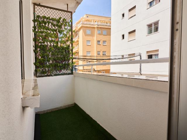 Apartamento en venta en Torrevieja, El Molino. Apartamento reformado en primera planta ubicado cerca del centro de Torrevieja, con tres dormitorios y terraza. Este apartamento o. Apartamentos.