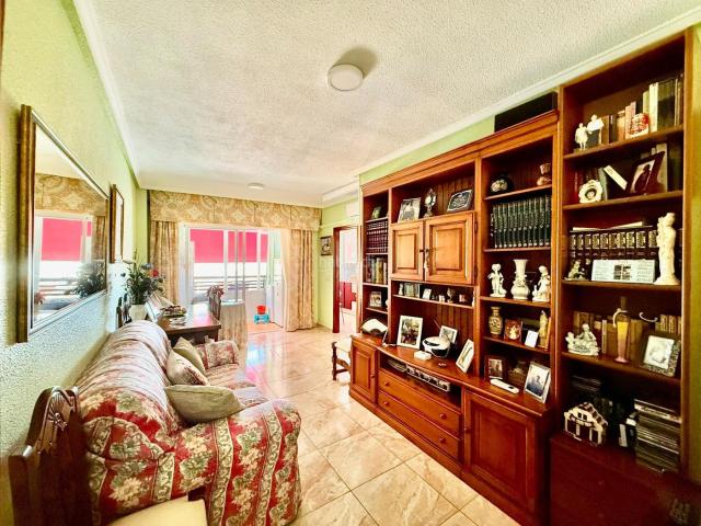 Apartamento en venta en Torrevieja, El Molino. Luminoso apartamento en esquina con vistas despejadas en Torrevieja. Apartamentos.