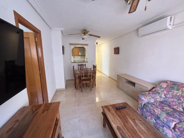 Apartamento en venta en Torrevieja, El Molino. Luminoso apartamento orientado al sur con garaje a pasos del centro!. Apartamentos.