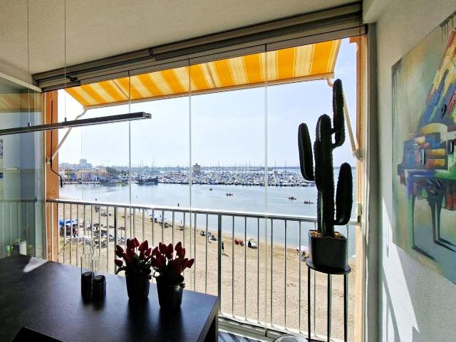 Apartamento en venta en Torrevieja, El Acequión. Maravilloso apartamento 83 m2 3.ª planta en primera línea de Playa de Acequión. Céntrico, moderno, y a 20 m de la playa!. Apartamentos.