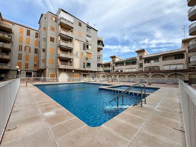 Apartamento en venta en Torrevieja, El Acequión. Apartamento con 2 dormitorios, 1 baño, 240 m. de la playa y piscina. Apartamentos.