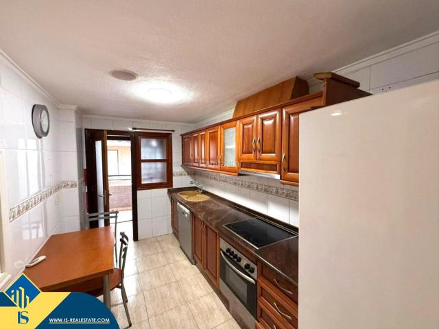 Apartamento en venta en Torrevieja, El Acequión. Apartamento con terraza, en la provincia de Alicante, en la ciudad de Torrevieja, en la zona de Playa del Acequión. 3 habitaciones. Apartamentos.