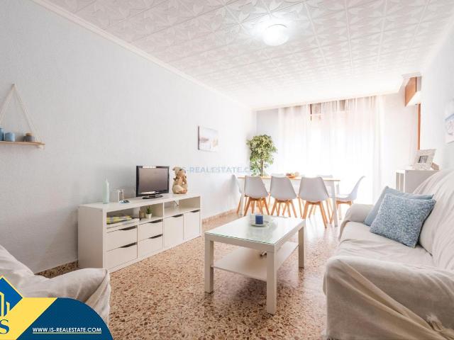 Apartamento en venta en Torrevieja, El Acequión. Apartamento con terraza, en la provincia de Alicante, en la ciudad de Torrevieja, en la zona de Playa del Acequión. 3 habitaciones. Apartamentos.