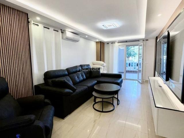 Apartamento en venta en Torrevieja, El Acequión. Apartamento de tres dormitorios, con una gran terraza, completamente reformado y situado a solo 100 metros de la playa Acequión, e. Apartamentos.