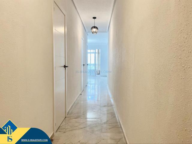 Apartamento en venta en Torrevieja, El Acequión. Apartamento reformado con terraza, en la provincia de Alicante, en la ciudad de Torrevieja, en la zona de Playa del Acequión. 2 ha. Apartamentos.