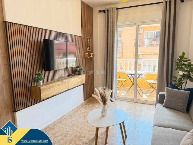Apartamento en venta en Torrevieja, El Acequión. Apartamento reformado con terraza, en la provincia de Alicante, en la ciudad de Torrevieja, en la zona de Playa del Acequión. 2 ha. Apartamentos.