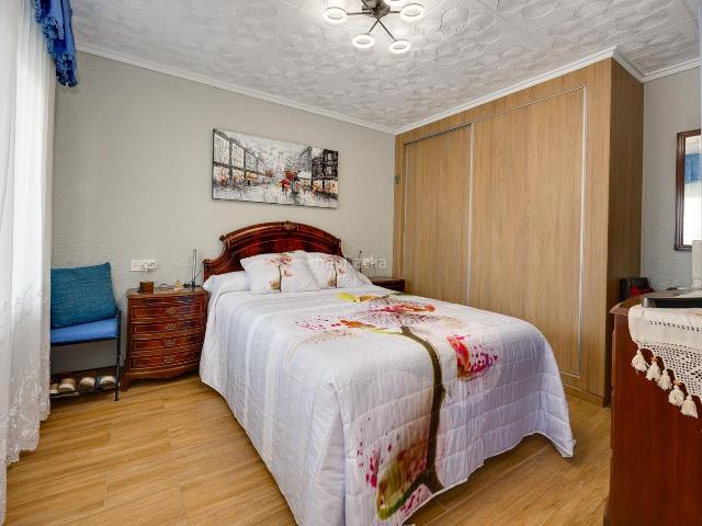 Apartamento en venta en Torrevieja, El Acequión. Apartamento reformado de 3 dormitorios y 2 baños a escasos 75 metros de la playa del acequión. Apartamentos.