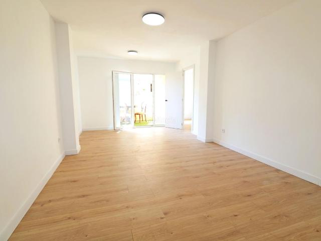 Apartamento en venta en Torrevieja, El Acequión. Descubre este impresionante apartamento reformado ubicado en la zona de Acequion, en Torrevieja. Con una generosa superficie const. Apartamentos.