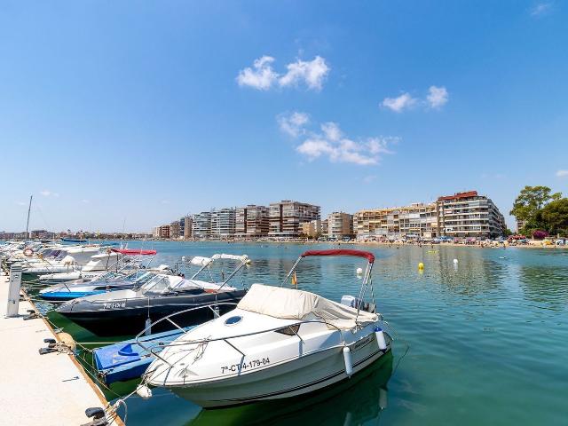 Apartamento en venta en Torrevieja, El Acequión. Encantador apartamento en venta en la zona sur de Torrevieja a solo 250 m del mar. Apartamentos.