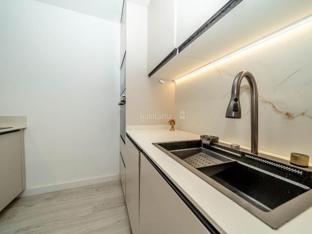 Apartamento en venta en Torrevieja, El Acequión. REF EZ020Elegante apartamento de 2 dormitorios y 2 bantildeos situado a tan solo 50 metros de la Playa del Acequioacuten, una de l. Apartamentos.