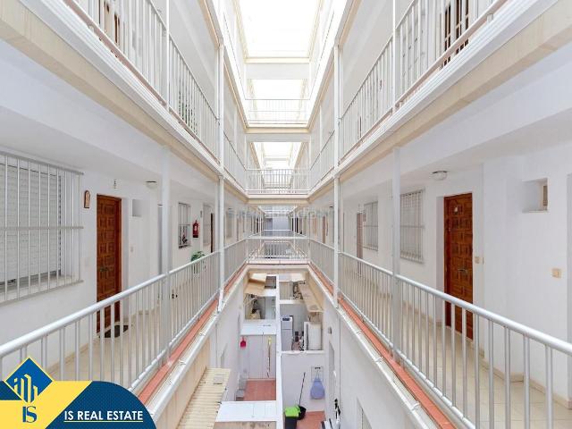 Apartamento en venta en Torrevieja, Gaspar Perelló. Apartamento con terraza en venta en la provincia de Alicante, Torrevieja, distrito de La Mata. 1 habitación 33 m² 260 metros d. Apartamentos.
