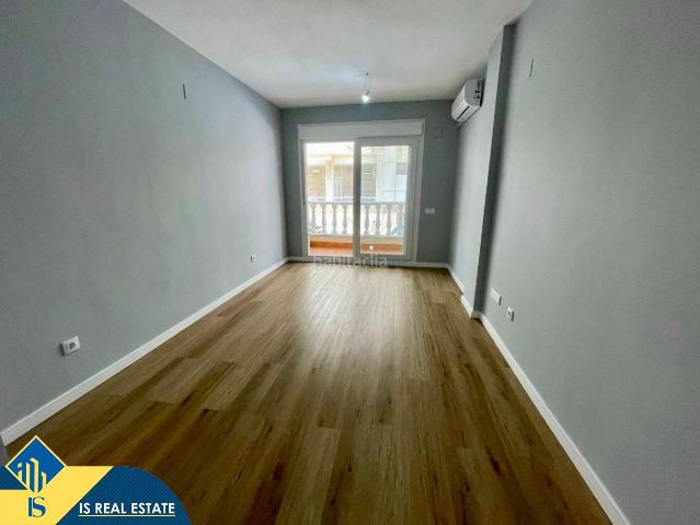 Apartamento en venta en Torrevieja, Gaspar Perelló. Apartamento reformado cerca del mar, en la provincia de Alicante, en la ciudad de Torrevieja, en el distrito de La Mata. 2 habitac. Apartamentos.