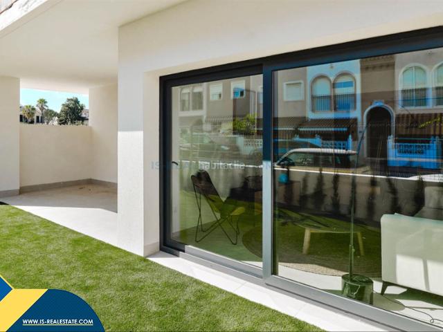 Apartamento en venta en Torrevieja, La Veleta. Apartamento en construcción en Torrevieja, provincia de Alicante. 2 3 habitaciones 97 127 m² 200 metros al mar. Apartamentos.