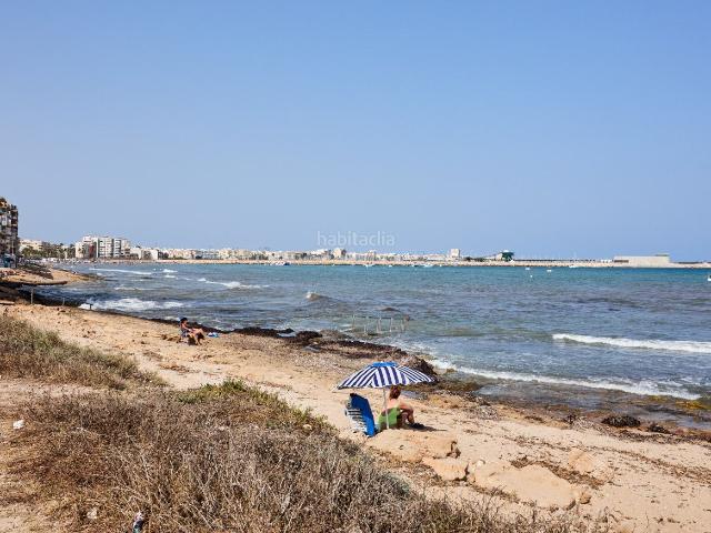 Apartamento en venta en Torrevieja, La Veleta. Piso en planta baja en Torrevieja con piscina comunitaria y ubicado a tan solo 370 metros de la playa Náufragos, ideal para quiene. Apartamentos.