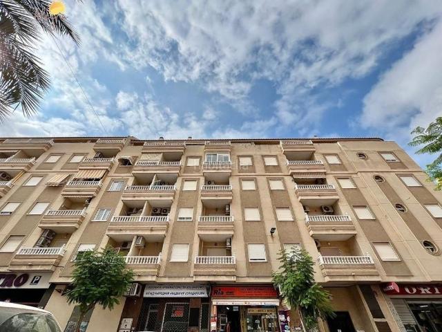 Apartamento en venta en Torrevieja, Las Piscinas Naturales. Amplio Apartamento en Torrevieja Oportunidad de Reforma a Solo 149,000. Apartamentos.