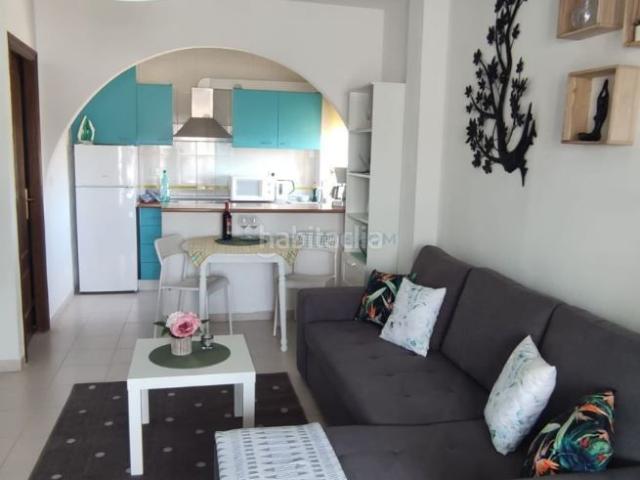 Apartamento en venta en Torrevieja, Las Piscinas Naturales. Apartamento con piscina comunitaria, en la provincia de Alicante, en la ciudad de Torrevieja. 1 habitación 40 m² 800 metros de.