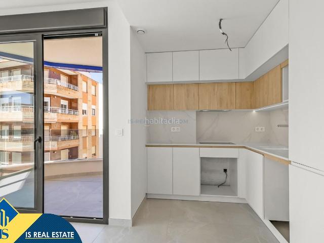 Apartamento en venta en Torrevieja, Las Piscinas Naturales. Apartamento con piscina comunitaria en la provincia de Alicante, en Torrevieja. 2 habitaciones 83 m² 200 metros del mar. Apartamentos.