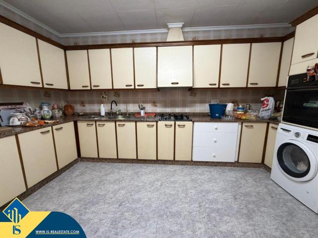 Apartamento en venta en Torrevieja, Las Piscinas Naturales. Apartamento con terraza, en la provincia de Alicante, en la ciudad de Torrevieja, en la zona de Playa del Cura. 3 habitaciones 1.