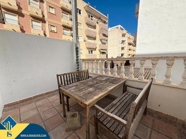 Apartamento en venta en Torrevieja, Las Piscinas Naturales. Apartamento con terraza, en la provincia de Alicante, en la ciudad de Torrevieja, en la zona de Playa del Cura. 3 habitaciones 9.