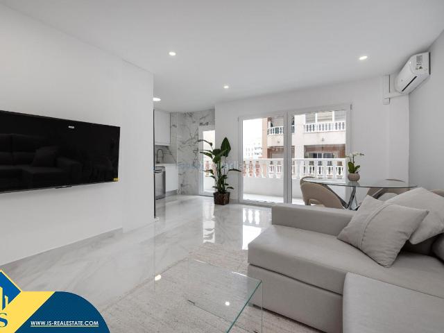 Apartamento en venta en Torrevieja, Las Piscinas Naturales. Apartamento con terraza, en la provincia de Alicante, en la ciudad de Torrevieja. 3 habitaciones 90 m² 600 metros del mar. Apartamentos.