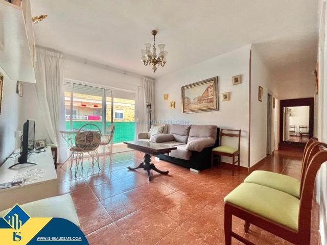 Apartamento en venta en Torrevieja, Las Piscinas Naturales. Apartamento con terraza, en la provincia de Alicante, en la ciudad de Torrevieja. 3 habitaciones 92 m² 400 metros del mar. Apartamentos.
