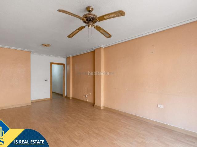 Apartamento en venta en Torrevieja, Las Piscinas Naturales. Apartamento con terraza en la provincia de Alicante, en Torrevieja. 3 habitaciones 95 m² 500 metros del mar. Apartamentos.