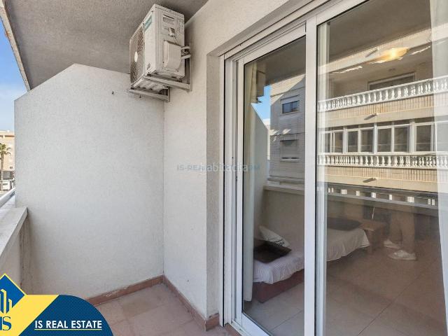 Apartamento en venta en Torrevieja, Las Piscinas Naturales. Apartamento con terraza en la provincia de Alicante, en Torrevieja. 2 habitaciones 64 m² 800 metros del mar. Apartamentos.