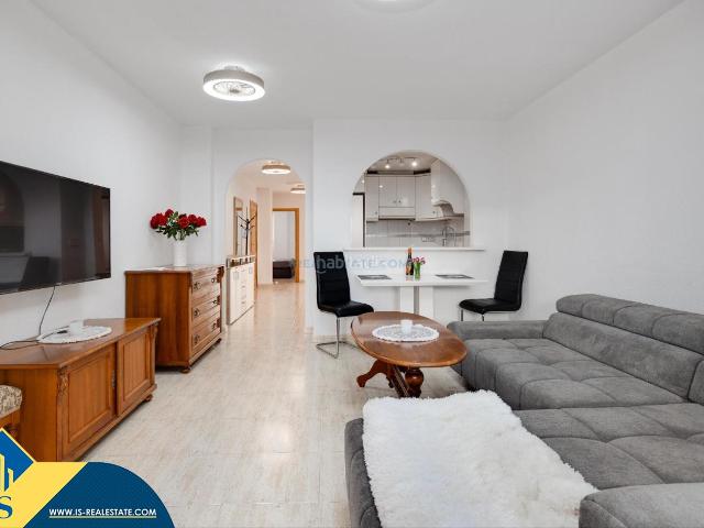 Apartamento en venta en Torrevieja, Las Piscinas Naturales. Apartamento con terraza en la provincia de Alicante, en Torrevieja, distrito Playa del Cura. 2 habitaciones 83 m² 400 metros a.
