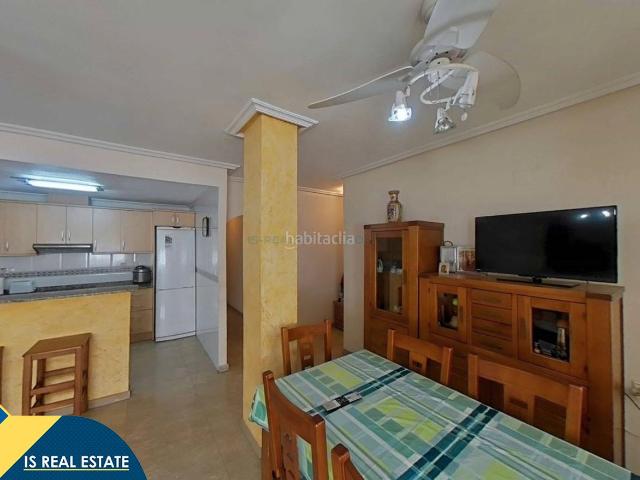 Apartamento en venta en Torrevieja, Las Piscinas Naturales. Apartamento con terraza en Torrevieja, provincia de Alicante. 4 habitaciones 120 m² 450 metros del mar. Apartamentos.