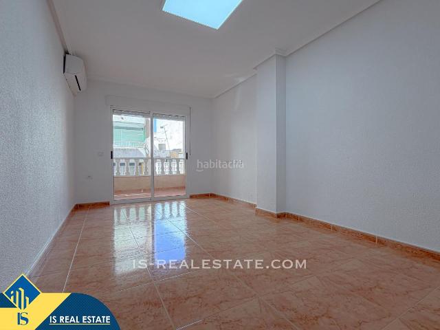 Apartamento en venta en Torrevieja, Las Piscinas Naturales. Apartamento con terraza en venta en la provincia de Alicante, Torrevieja, Playa del Cura. 2 habitaciones 63 m² 150 metros del.