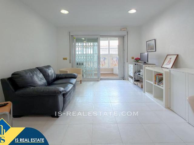 Apartamento en venta en Torrevieja, Las Piscinas Naturales. Apartamento con terraza en venta en la provincia de Alicante, Torrevieja, Playa del Cura. 2 habitaciones 85 m² 500 metros del.