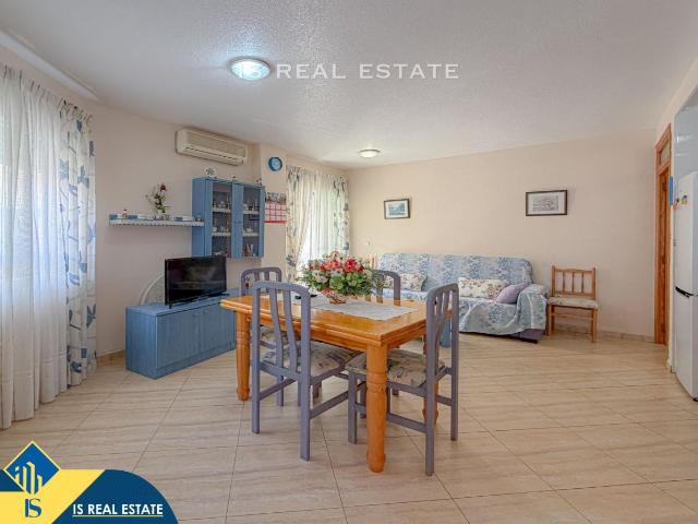 Apartamento en venta en Torrevieja, Las Piscinas Naturales. Apartamento con terraza en venta en la provincia de Alicante, Torrevieja, Playa del Cura. 2 habitaciones 91 m² 250 metros del.