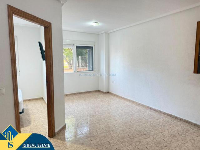 Apartamento en venta en Torrevieja, Las Piscinas Naturales. Apartamento cerca del mar, en la provincia de Alicante, en la ciudad de Torrevieja, en la zona de Playa del Cura. 1 habitación 4.