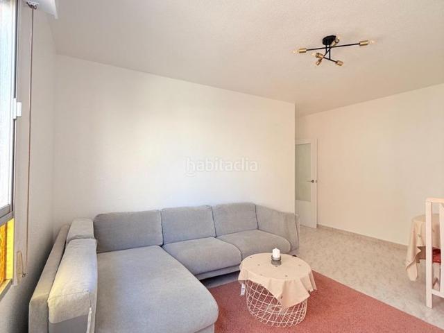Apartamento en venta en Torrevieja, Las Piscinas Naturales. Apartamento amplio y luminoso con una distribución funcional. Perfecto para familias con niños cerca de colegios, tiendas, parques.