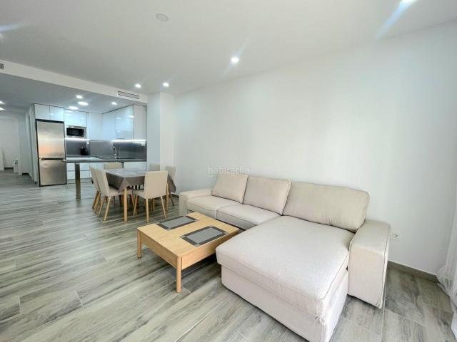Apartamento en venta en Torrevieja, Las Piscinas Naturales. Apartamento de tres dormitorios en pleno centro de Torrevieja. Piscina, zona de barbacoa, gimnasio, solárium, ascensor, a 300 metr.