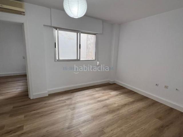 Apartamento en venta en Torrevieja, Las Piscinas Naturales. Apartamento reformado cerca del mar, en la provincia de Alicante, en la ciudad de Torrevieja. 2 habitaciones 92 m² 250 metros.