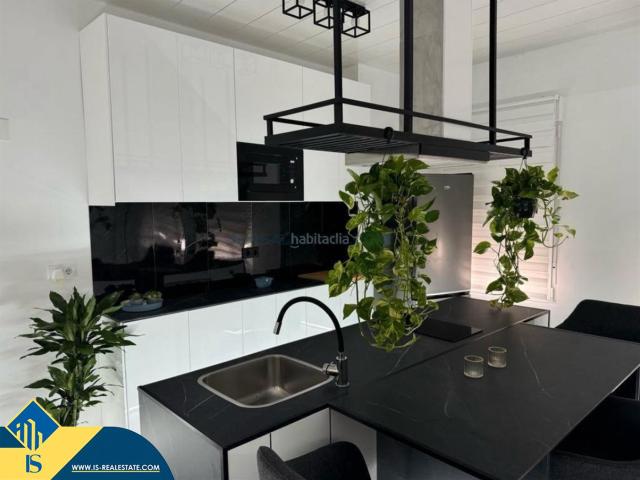 Apartamento en venta en Torrevieja, Las Piscinas Naturales. Apartamento reformado cerca del mar en la provincia de Alicante, en la localidad de Torrevieja, en la zona de Playa del Cura. 2 ha.
