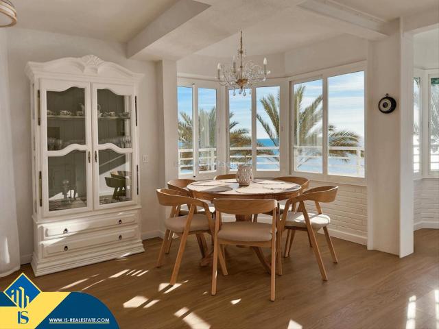 Apartamento en venta en Torrevieja, Las Piscinas Naturales. Apartamento reformado cerca del mar en la provincia de Alicante, en la localidad de Torrevieja, en la zona de Playa del Cura. 4 ha.