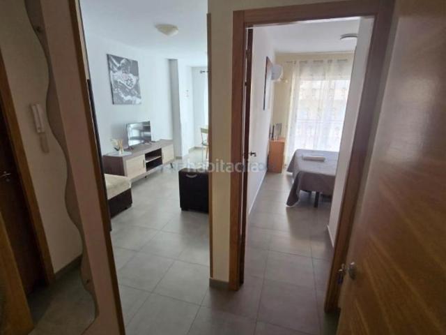 Apartamento en venta en Torrevieja, Las Piscinas Naturales. Apartamento reformado con terraza, en la provincia de Alicante, en la ciudad de Torrevieja. 1 habitación 60 m² 200 metros del.
