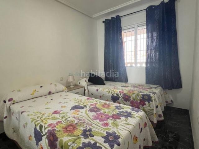 Apartamento en venta en Torrevieja, Las Piscinas Naturales. Apartamento reformado con terraza, en la provincia de Alicante, en la ciudad de Torrevieja. 2 habitaciones 53 m² 600 metros de.