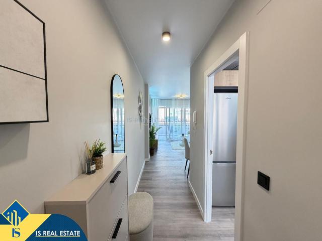 Apartamento en venta en Torrevieja, Las Piscinas Naturales. Apartamento reformado con terraza, en la provincia de Alicante, en la ciudad de Torrevieja. 2 habitaciones 69 m² 400 metros de.