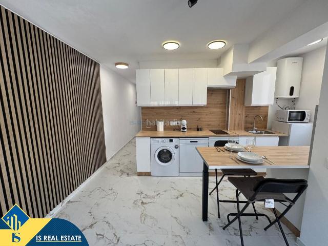 Apartamento en venta en Torrevieja, Las Piscinas Naturales. Apartamento reformado con terraza, en la provincia de Alicante, en la ciudad de Torrevieja. 2 habitaciones 74 m² 500 metros de.