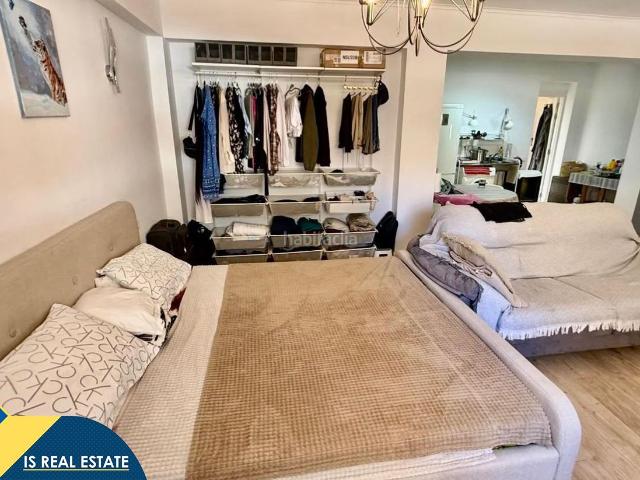 Apartamento en venta en Torrevieja, Las Piscinas Naturales. Apartamento reformado con terraza, en la provincia de Alicante, en la ciudad de Torrevieja. 2 habitaciones 91 m² 800 metros de.