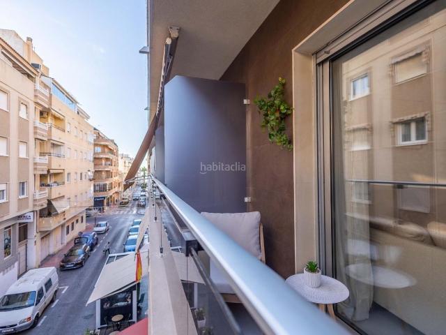 Apartamento en venta en Torrevieja, Las Piscinas Naturales. Apartamento reformado y espacioso aprox. 92 m2 2.ª planta con balcón orientado al este, garaje, y a tan solo 300 m de Piscinas Na.