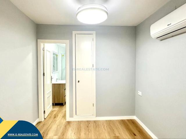 Apartamento en venta en Torrevieja, Las Piscinas Naturales. Apartamento renovado con terraza, en la provincia de Alicante, en la ciudad de Torrevieja, en la zona de La Mata. 2 habitaciones.